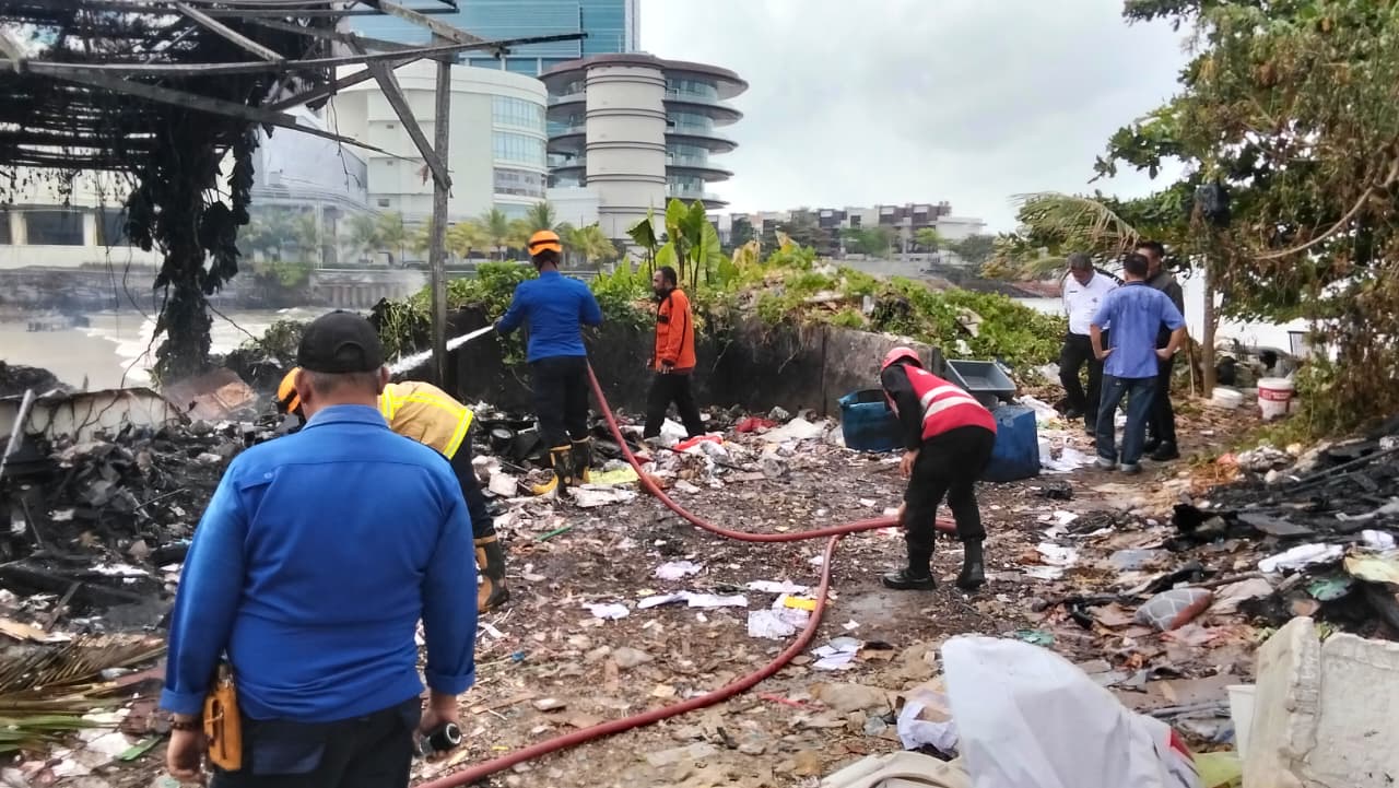 Api Sampah Membesar Di Ruko Bandar, Brimob Kaltim Gerak Cepat Padamkan