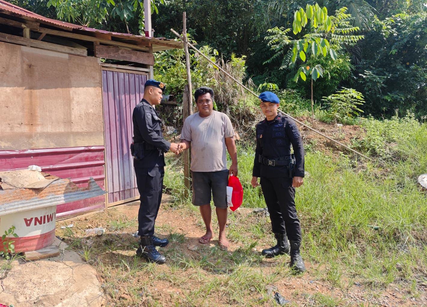 Wujud Kepedulian Nyata untuk Negeri, Brimob Berau Salurkan Paket Sembako Jum’at Berkah kepada Warga Rinding
