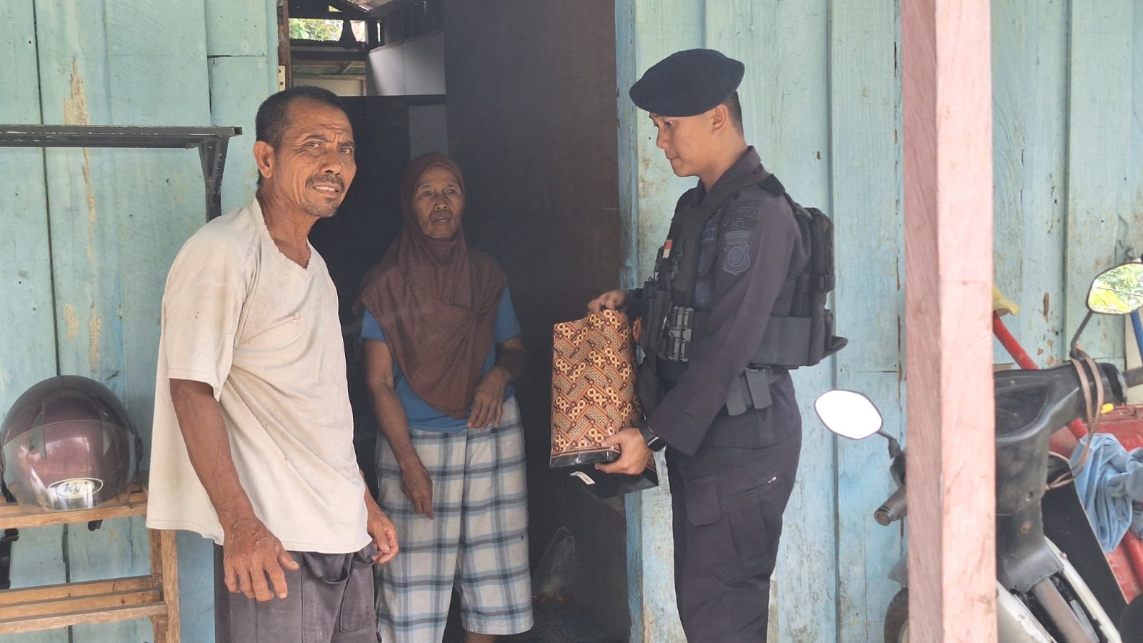 Bakti Brimob Untuk Masyarakat, Kompi 1 Batalyon C Pelopor Salurkan Bantuan Kemanusiaan di Balikpapan