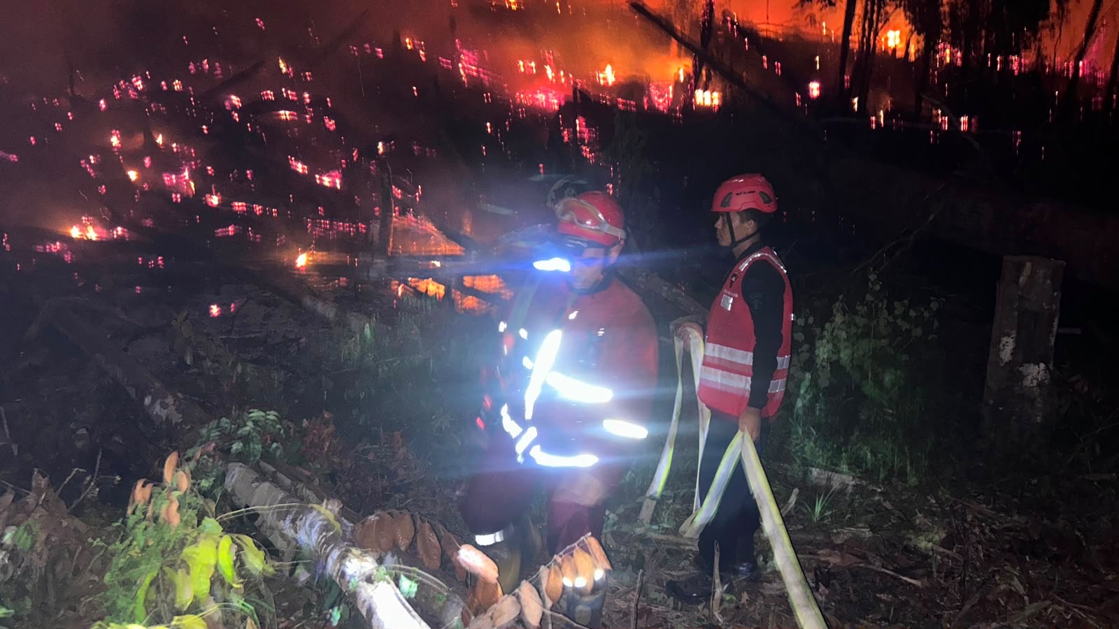 Sinergi Brimob, BPBD, dan Masyarakat Berhasil Jinakkan Karhutla Seluas 4 Hektar di Kutai Barat