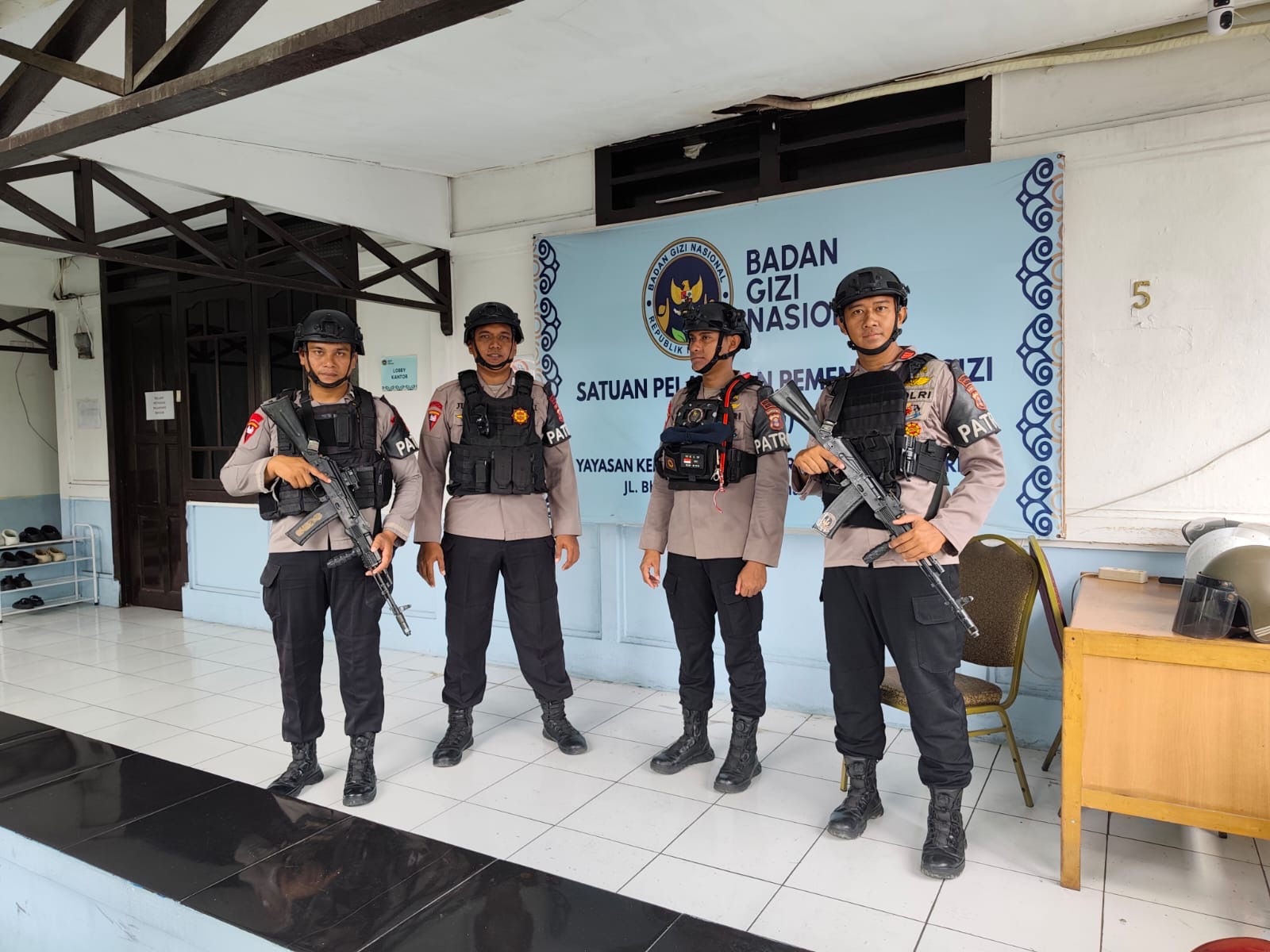 Amankan Objek Vital Pelayanan Publik, Personel Brimob Kutai Barat Patroli Pengamanan Aset Polri