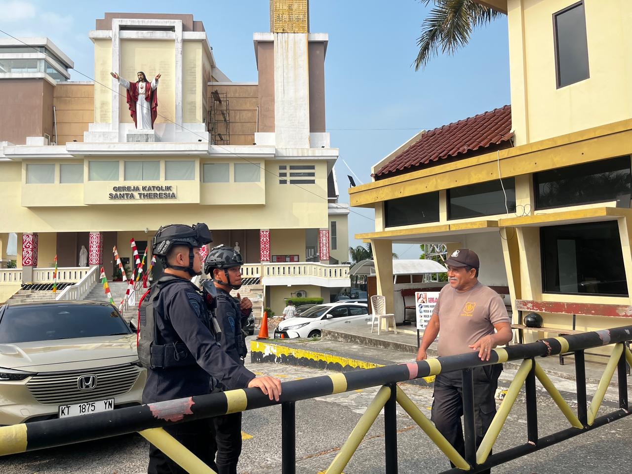 Pastikan Keamanan Ibadah Minggu, Detasemen Gegana Satbrimob Polda Kaltim Gelar Patroli di Gereja Balikpapan